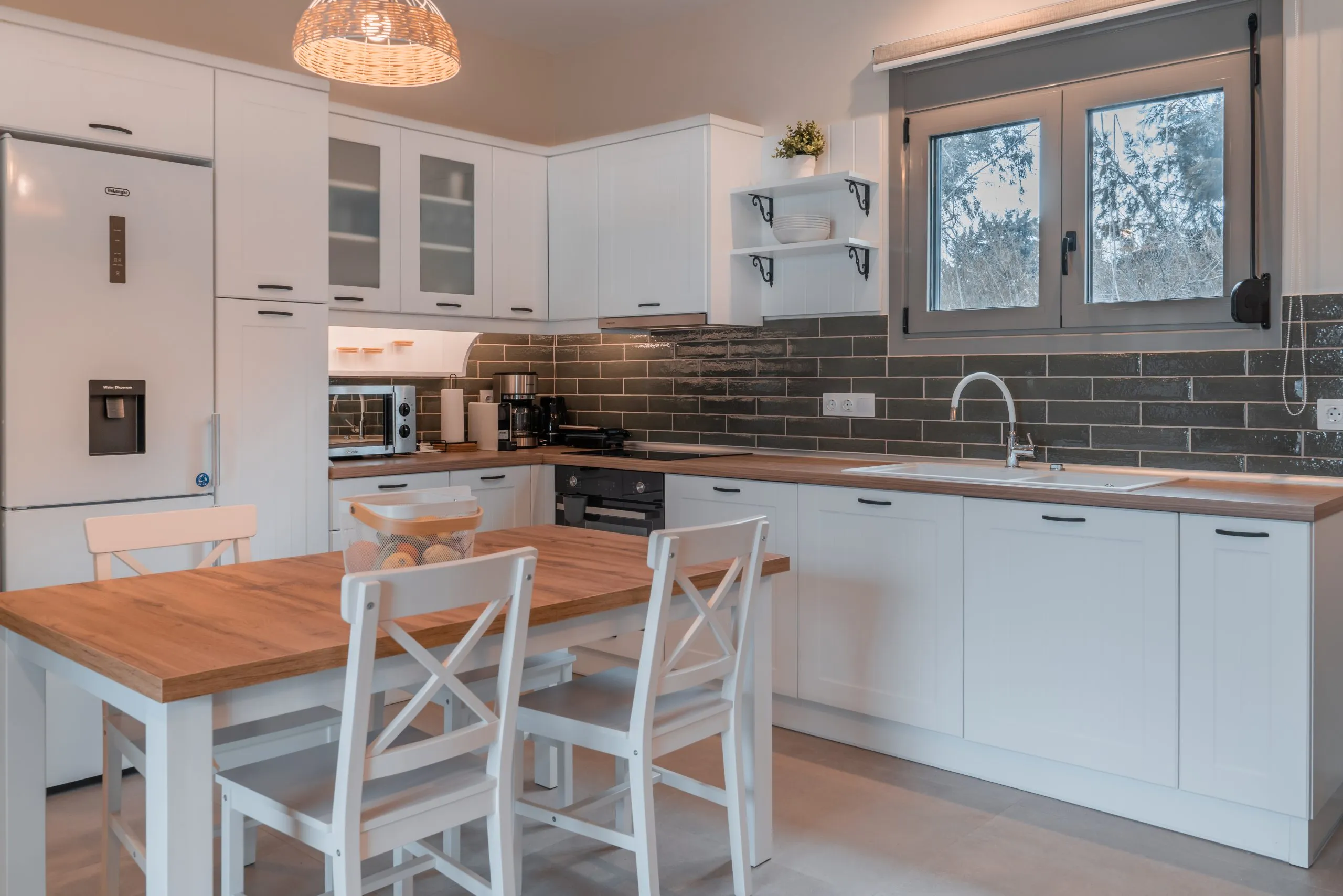 Fully equipped kitchen with dining table