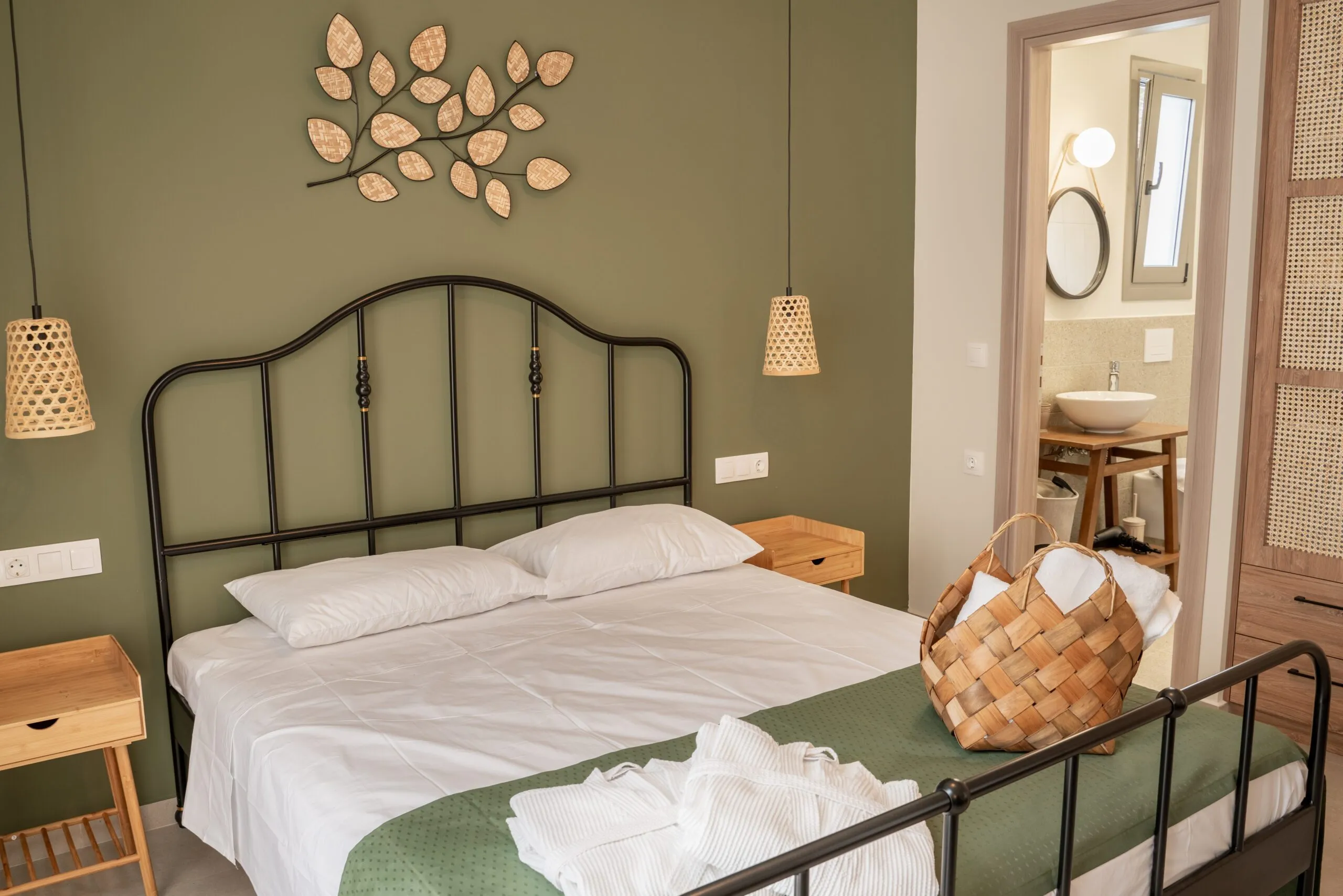 Double bedroom with bedside lamps